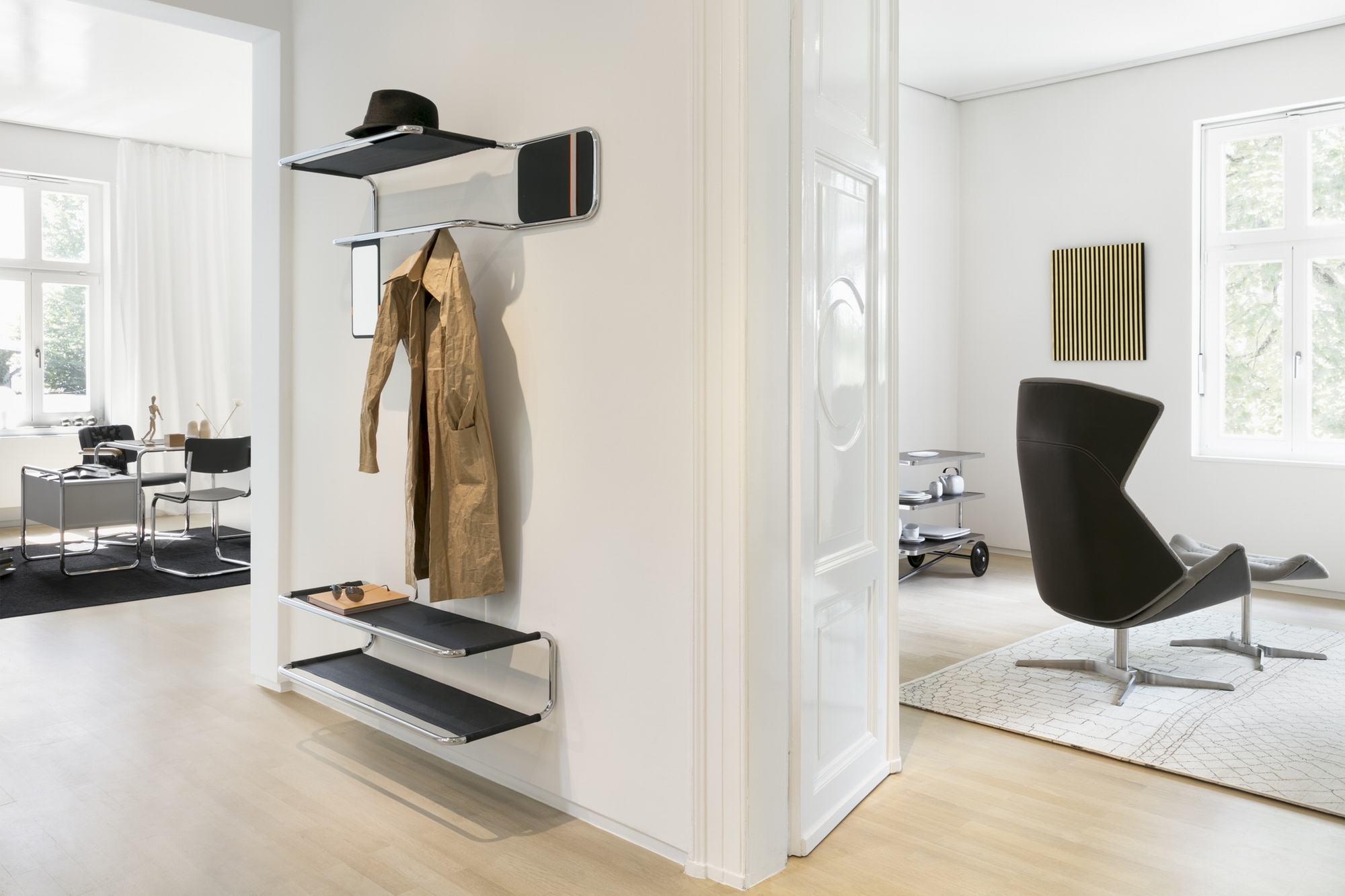 Hellele Wandgarderobe S 1520 Thonet mit Kleiderbügel, Hutablage und Ablageflächen im minimalistischen Flur.