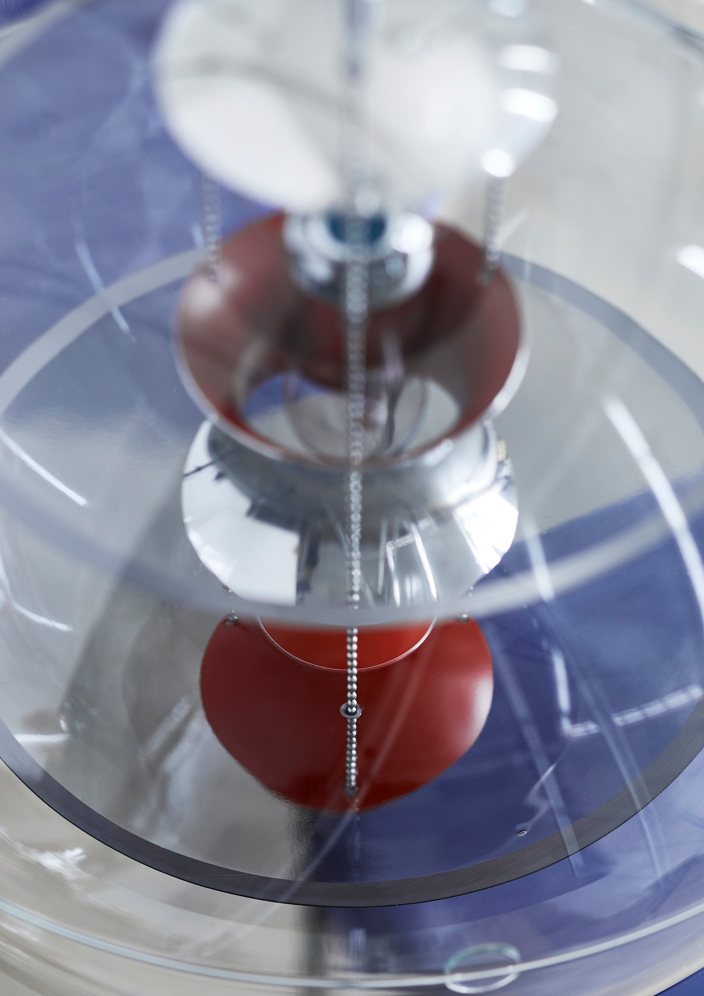 Detailaufnahme der VP Globe Pendelleuchte von Verpan mit farbigen Reflektoren und transparentem Acrylglas für modernes Wohnambiente.