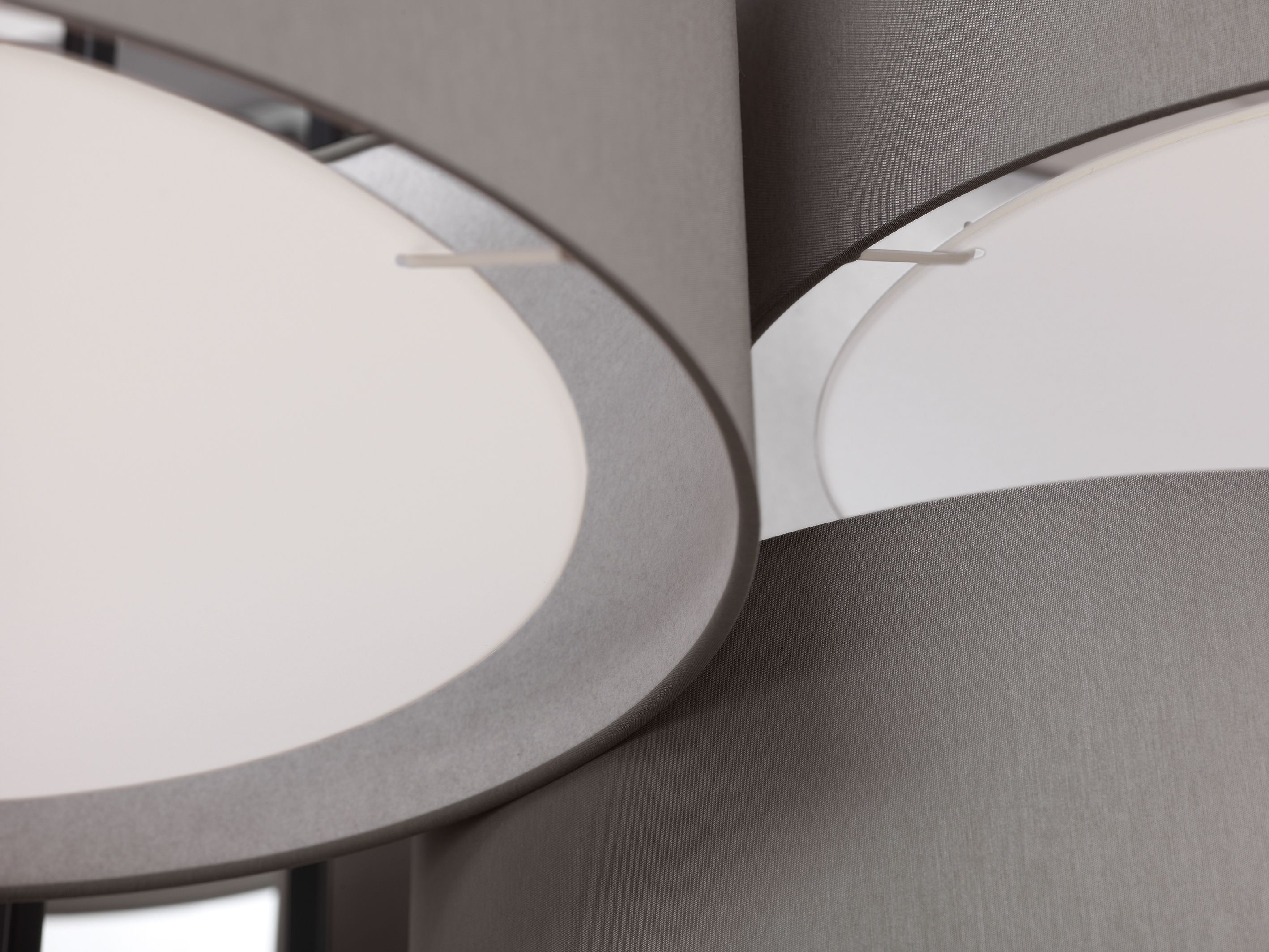 Detailaufnahme der NOON 12 Deckenleuchte in Warmgrau, moderne Beleuchtung für Wohnräume.