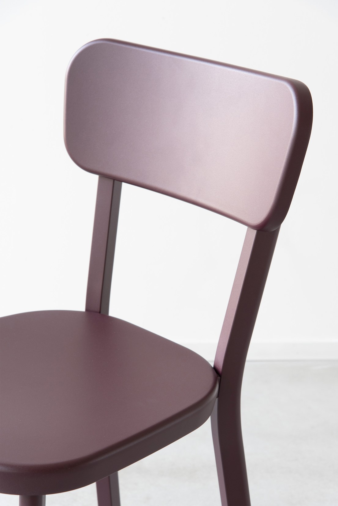 Nahaufnahme des Déjà-vu Chair Stuhls von Magis in Pflaumenfarbe, moderner Designstuhl für Esszimmer und Küche.