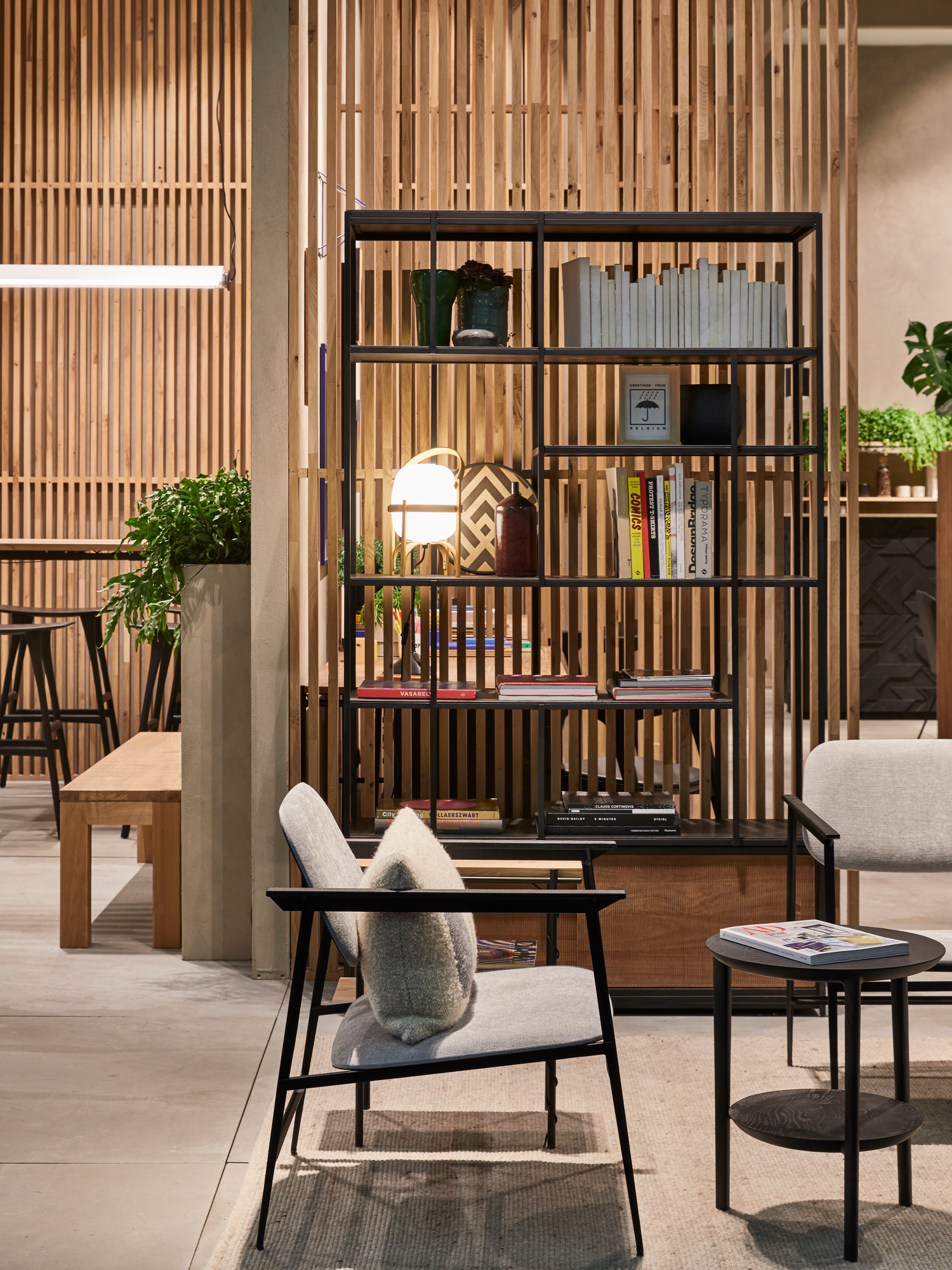 Studio Regal von Ethnicraft, ein offenes Bücherregal aus schwarzem Metall mit Holzdetails, im modernen Wohnzimmer.