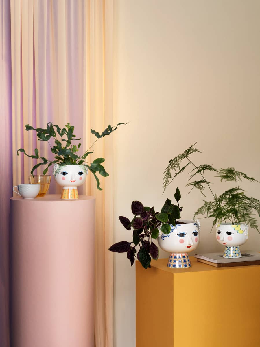 Drei dekorative Eva Blumentöpfe von Bjorn Wiinblad mit Pflanzen in verschiedenen Größen und Designs.