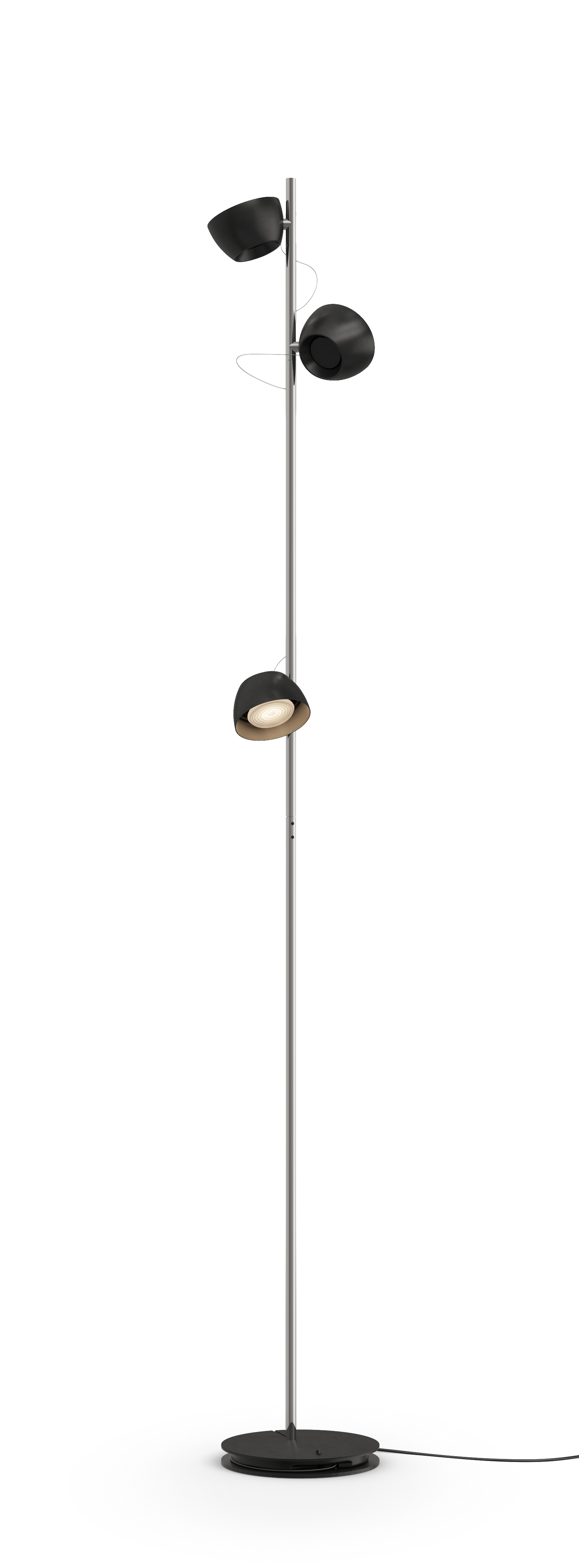 Irio S Stehleuchte von Baltensweiler, moderne LED-Stehlampe mit drei schwarzen Leuchtenköpfen.