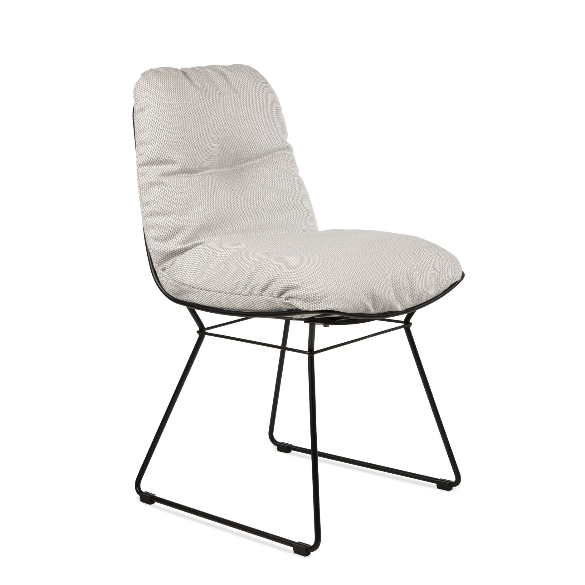 Leyasol Stuhl von Freifrau Manufaktur: Gepolsterter Stuhl mit schwarzem Metallgestell und hellem Stoffbezug.