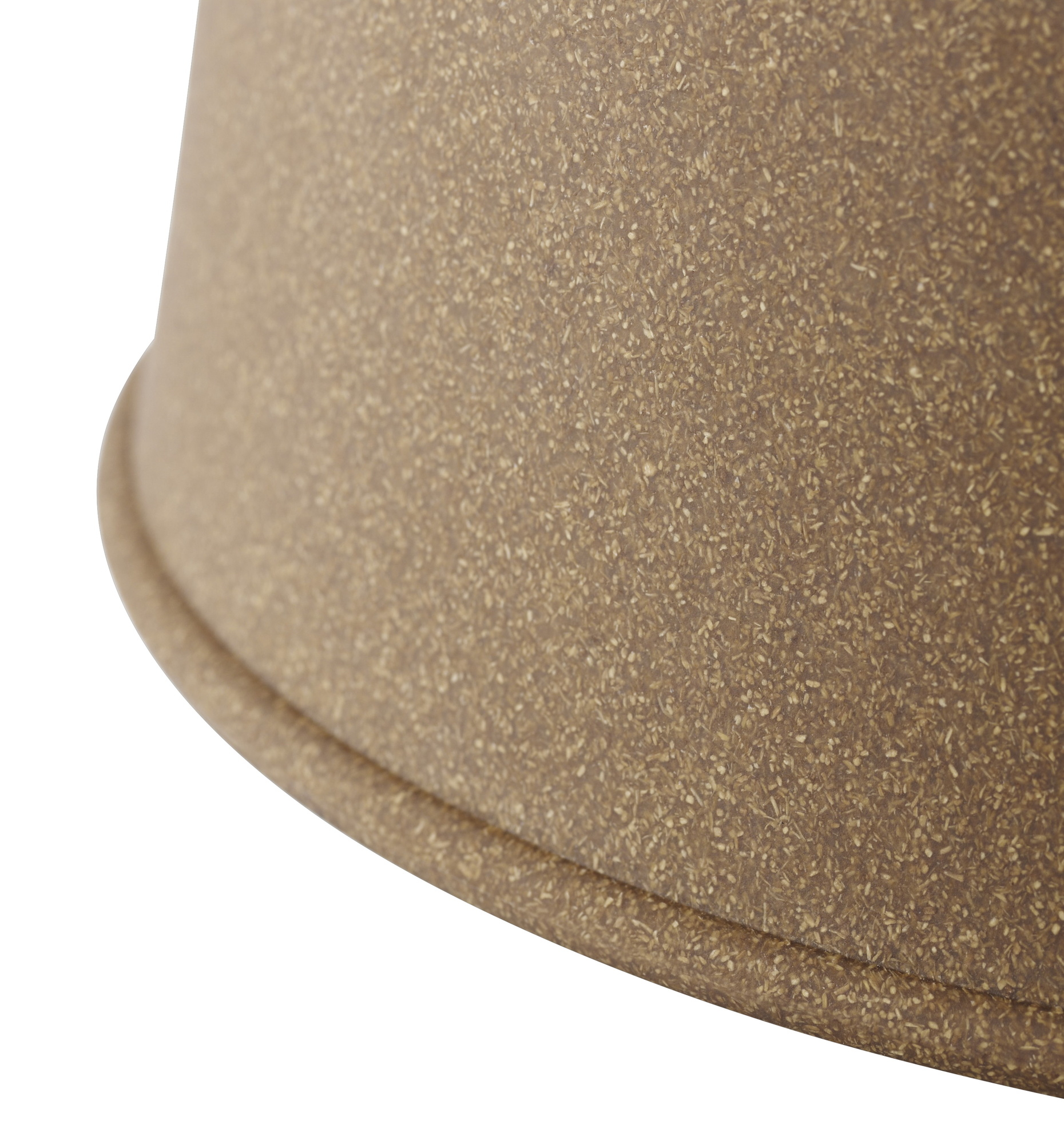 Detailaufnahme der Muuto Grain Pendelleuchte in Natur, moderne Hängelampe für stilvolle Beleuchtung.