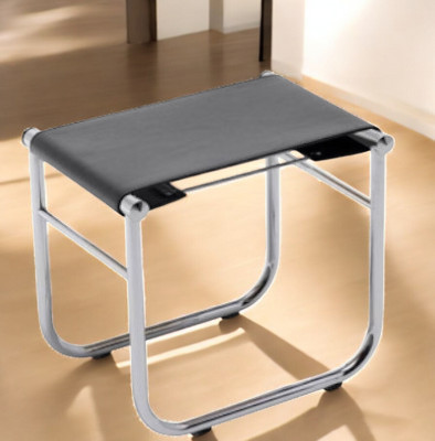 Cassina Hocker: Schwarzer Tabouret Hocker mit verchromtem Stahlrohrgestell für modernes Wohnen.