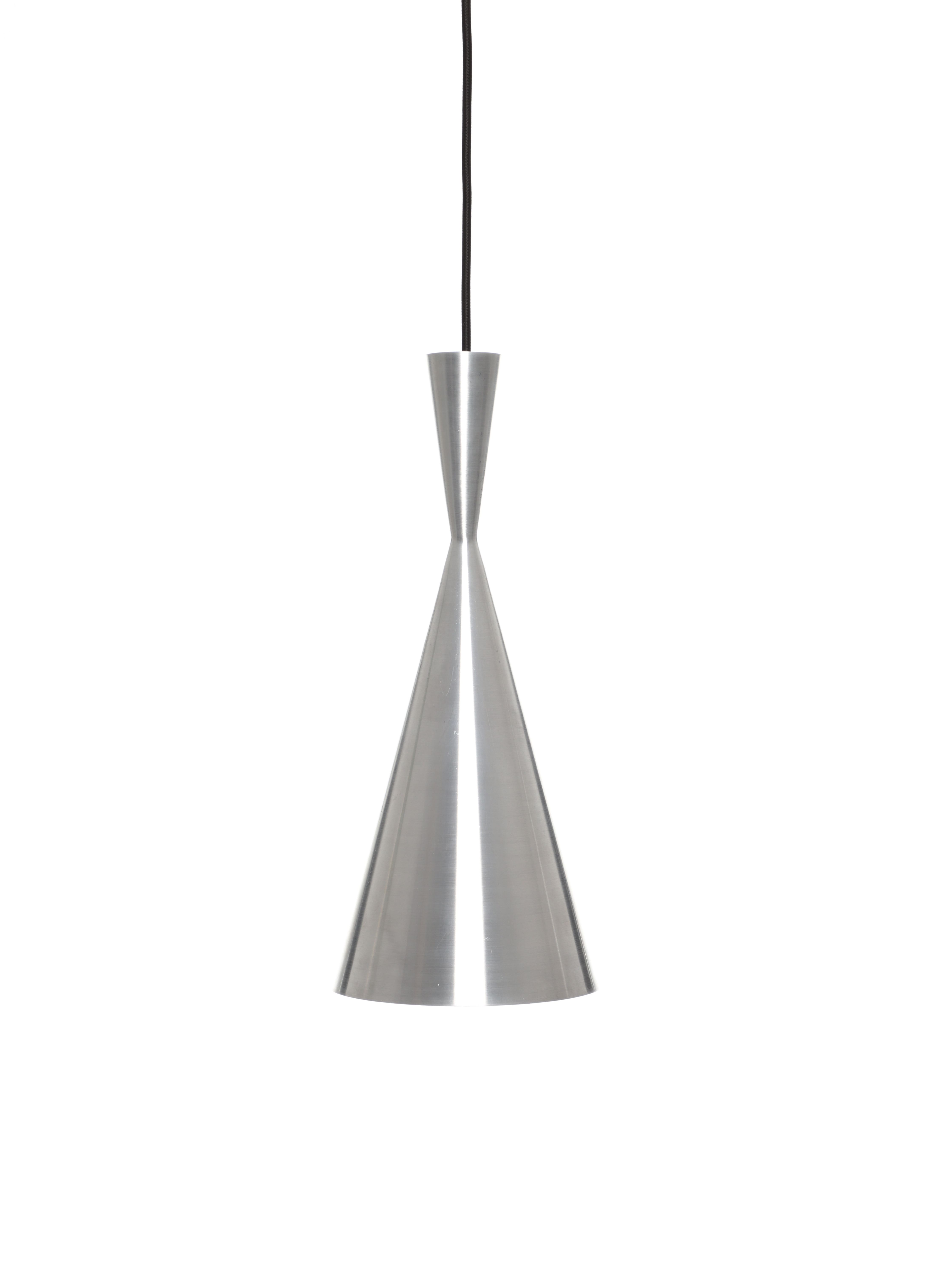 Unbeaten Tall Pendelleuchte von Tom Dixon aus gebürstetem Aluminium mit schwarzem Kabel.