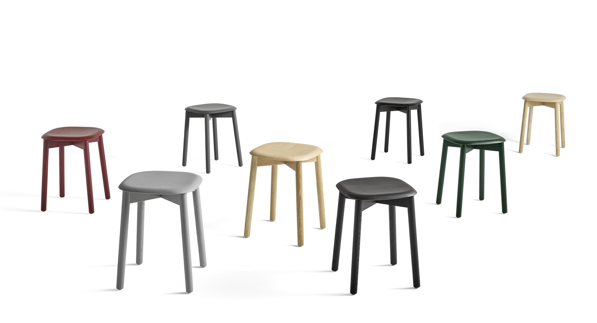 Gruppe von Soft Edge Hockern von Hay in verschiedenen Farben und mit wasserbasiertem Lack.