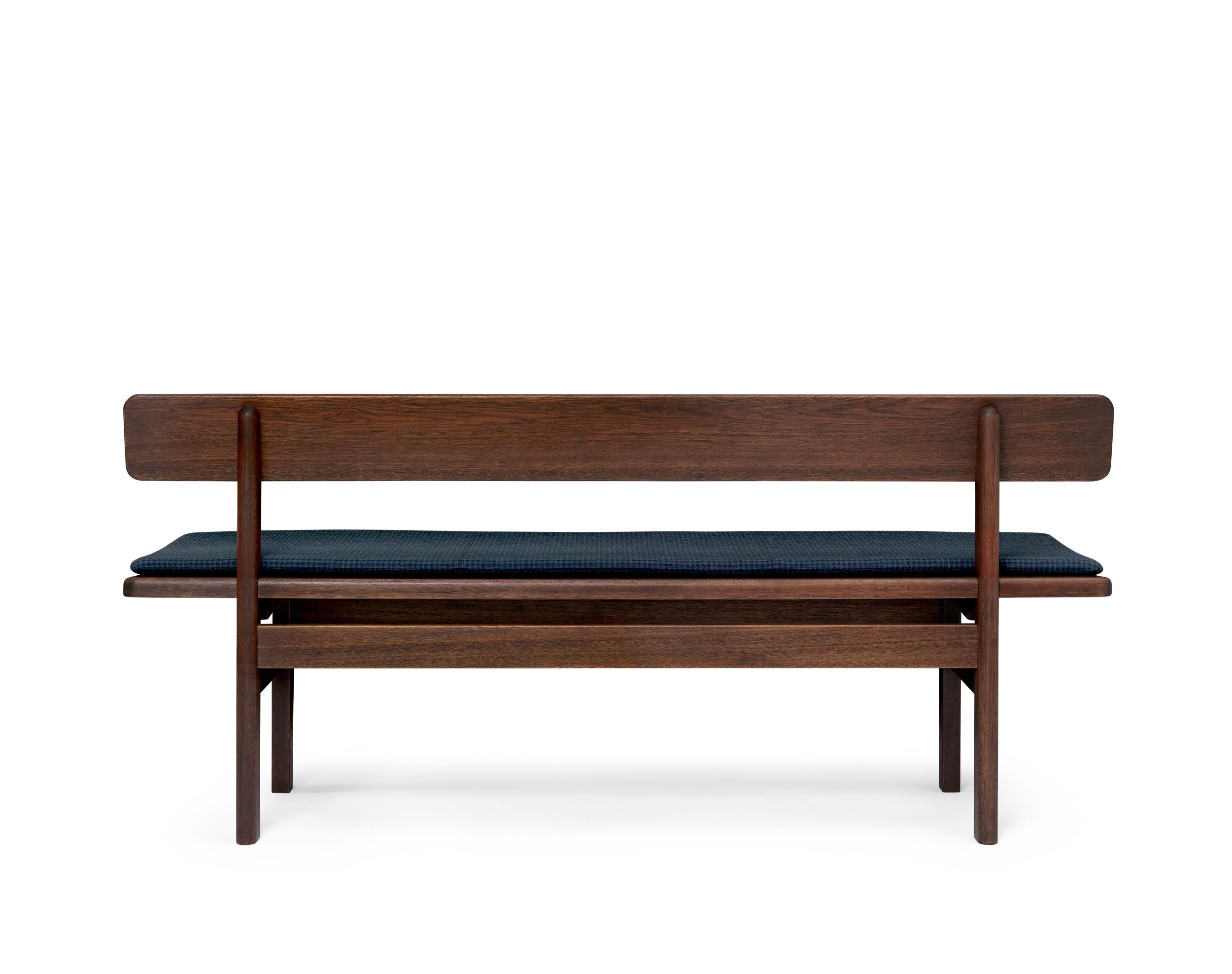 Asserbo Bank von Carl Hansen & Søn aus geöltem Eukalyptusholz mit blauem Sitzkissen.