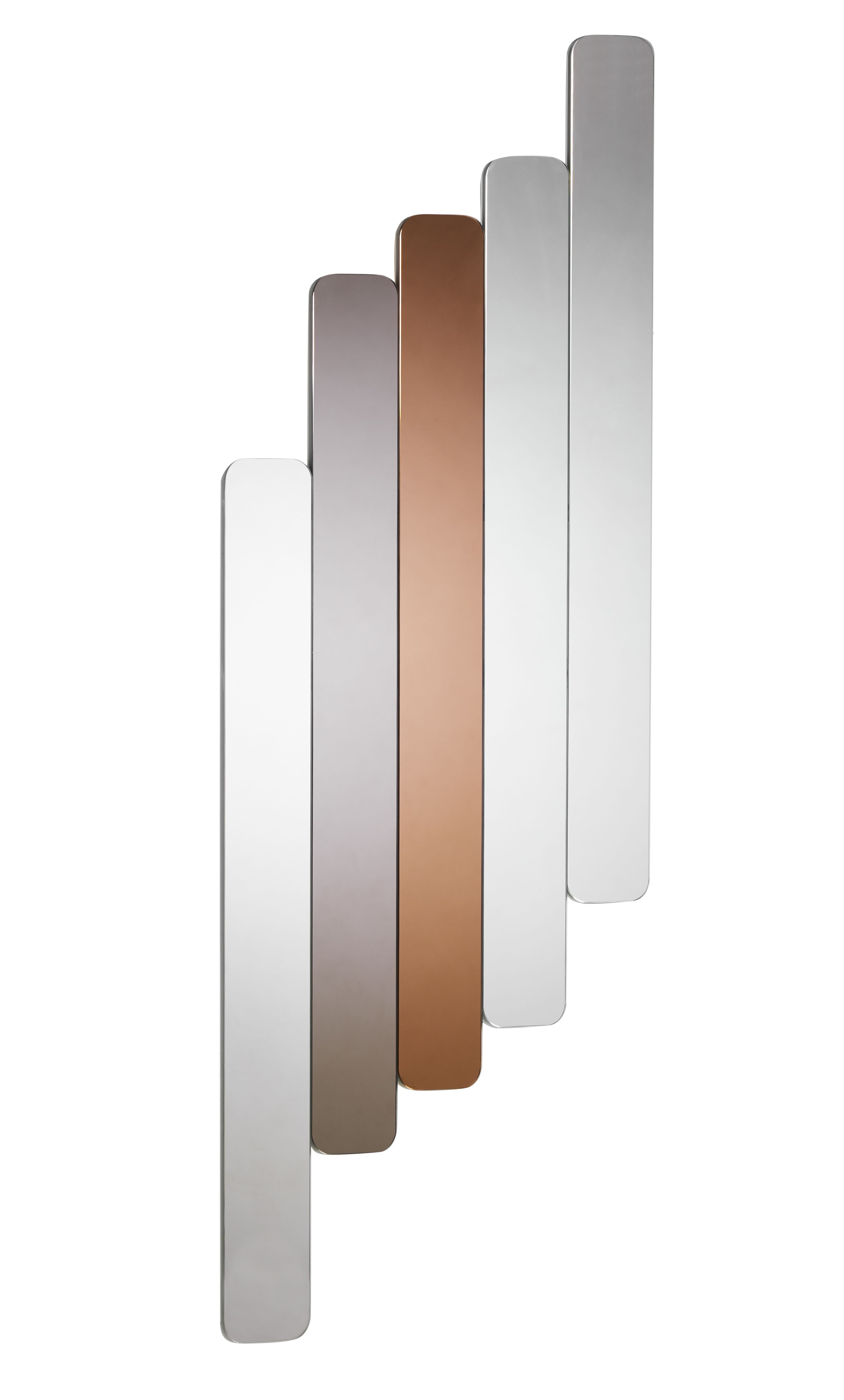 Logs 5 Spiegel von Woud: Vertikale, rechteckige Wandspiegel in Silber, Grau und Kupfer.