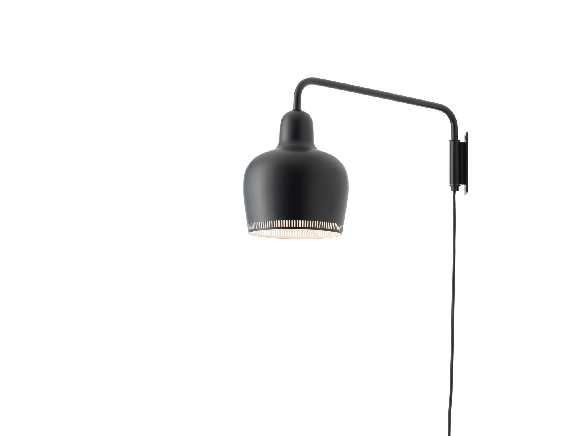 Schwarze Artek A330S Golden Bell Wandleuchte mit Arm und Kabelführung vor weißem Hintergrund.