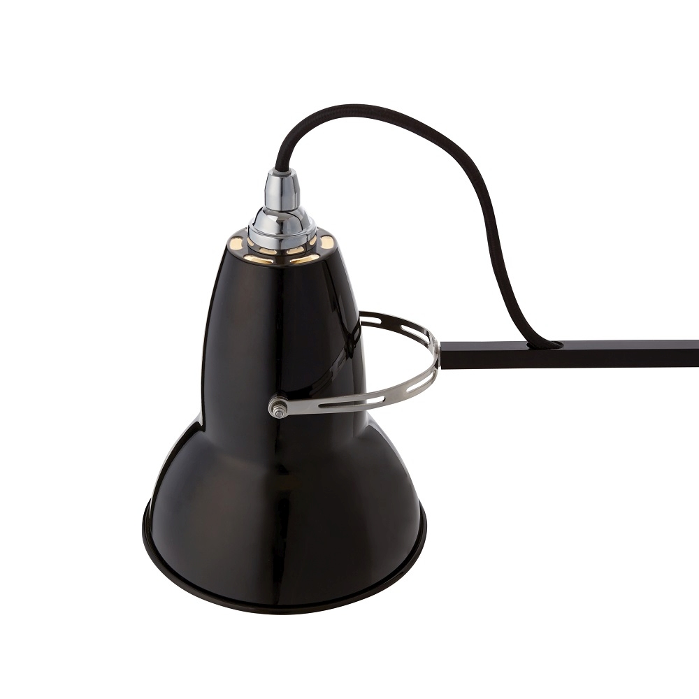 Schwarze Anglepoise Original 1227 Tischleuchte: Detailaufnahme des Lampenschirms und des flexiblen Arms. Designklassiker für Büro und Zuhause.