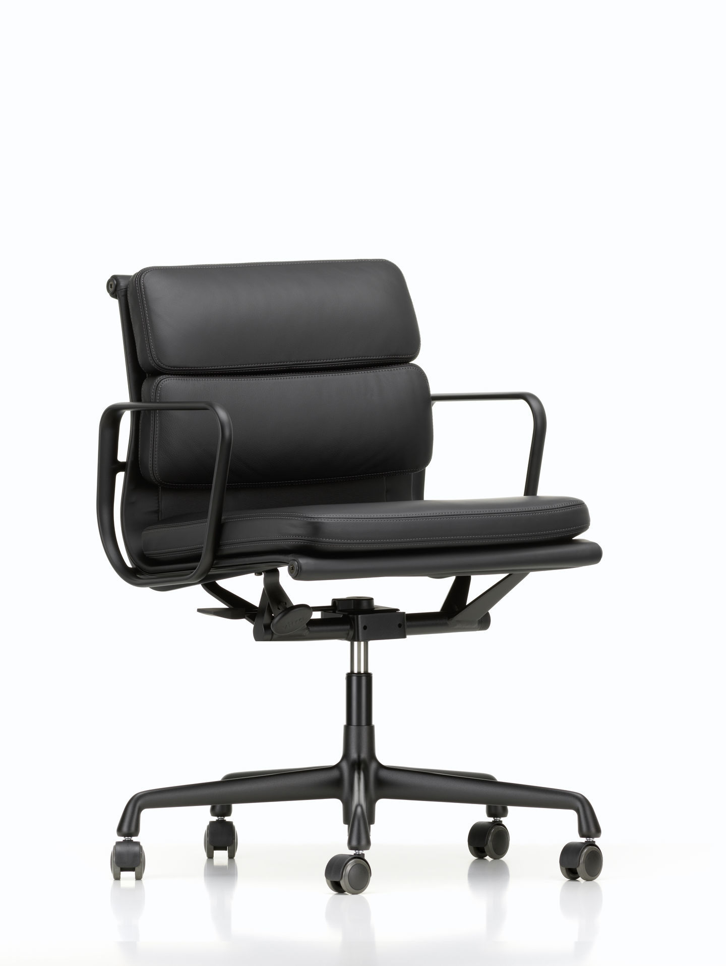 Schwarzer Soft Pad Chair EA217 von Vitra, ein Bürostuhl mit Lederbezug und Rollen.