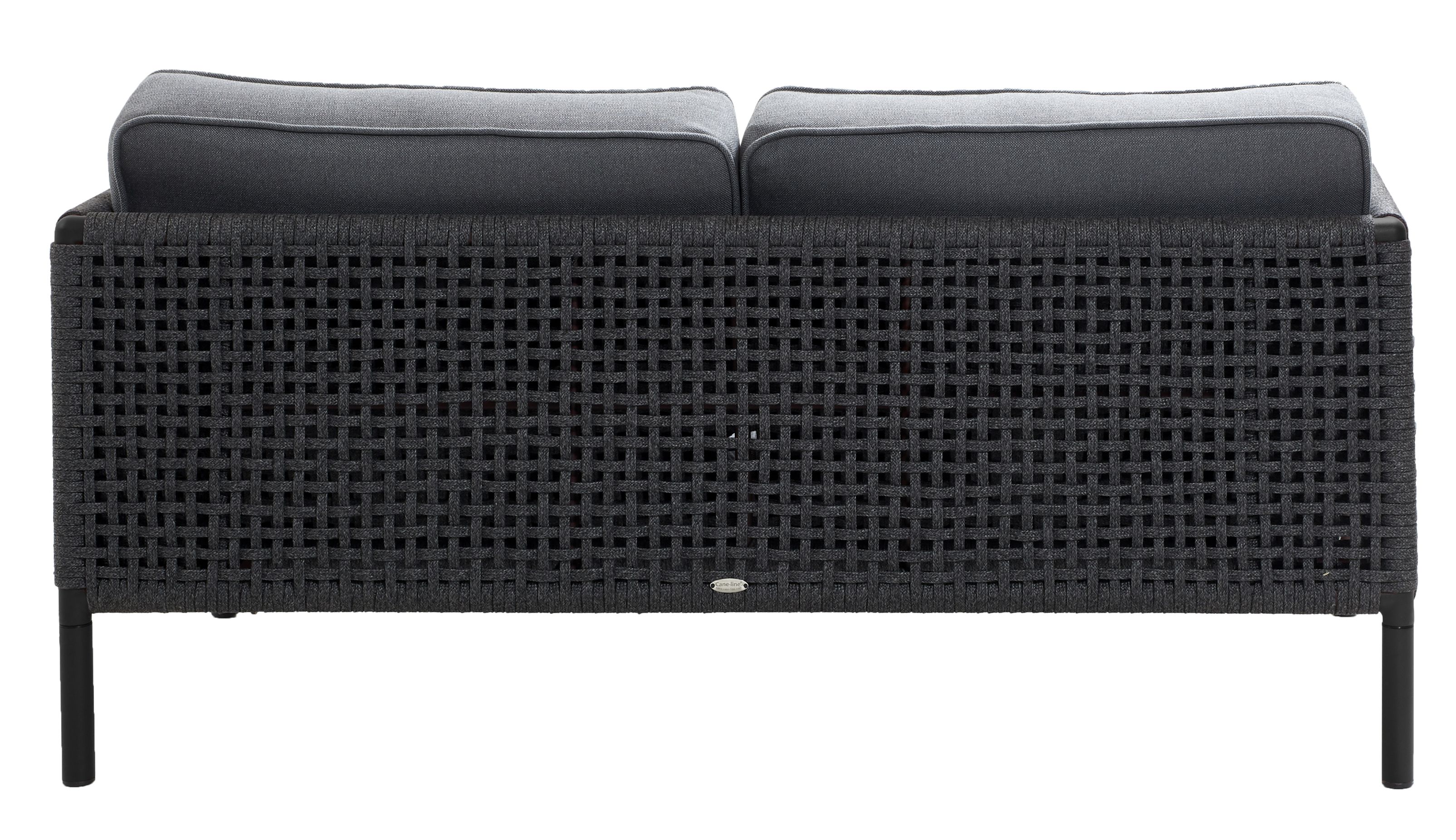 Rückansicht des Encore 2-Sitzer Sofas von Cane Line mit grauen AirTouch Kissen. Gartenmöbel.