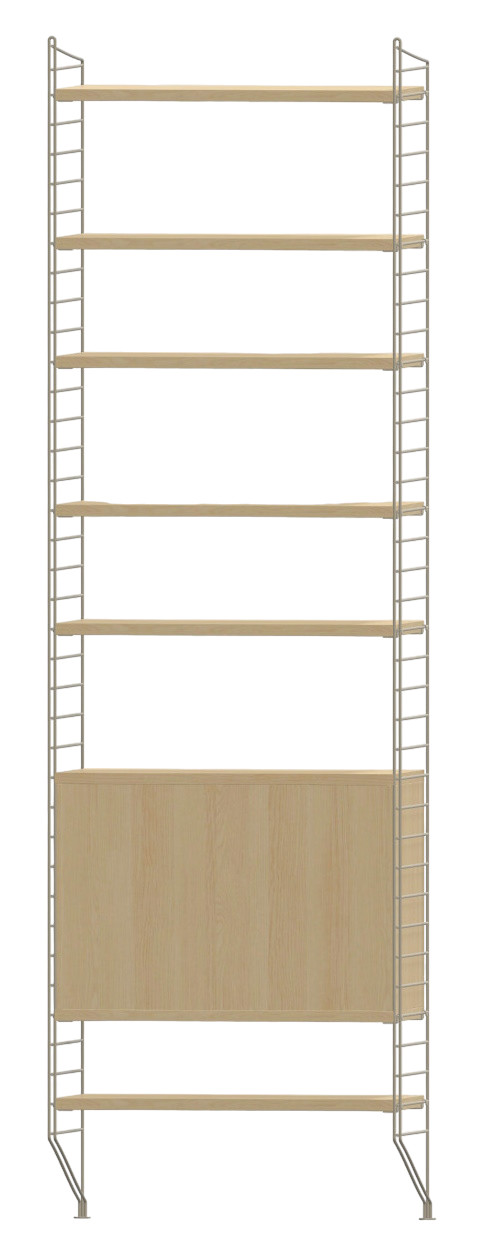 Wohnzimmer String Regal mit hellem Holzschrank und Regalböden, modernes skandinavisches Design.