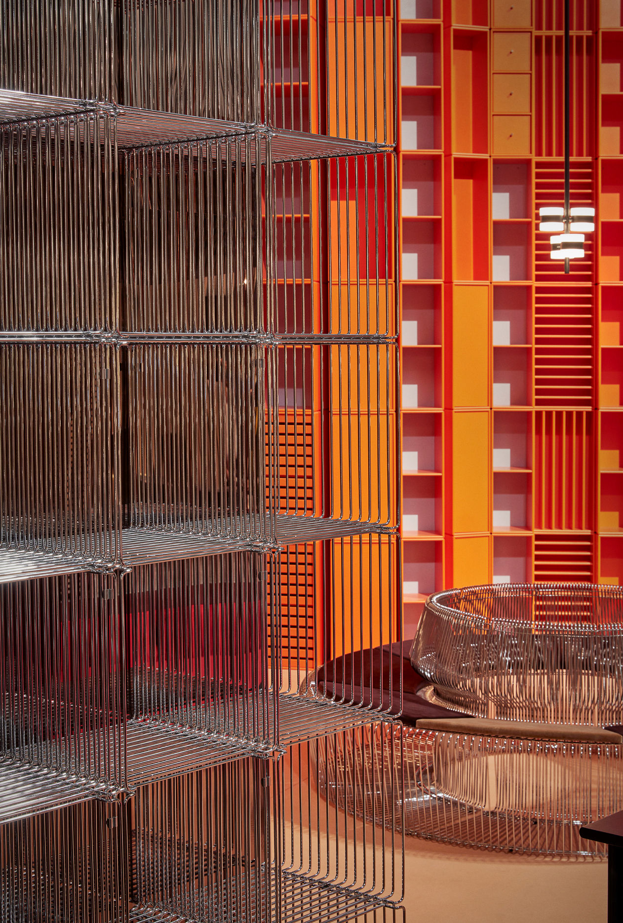 Detailaufnahme eines Montana Wire Cube Drahtregals mit eingesetztem Glasboden für stilvolle Aufbewahrung.