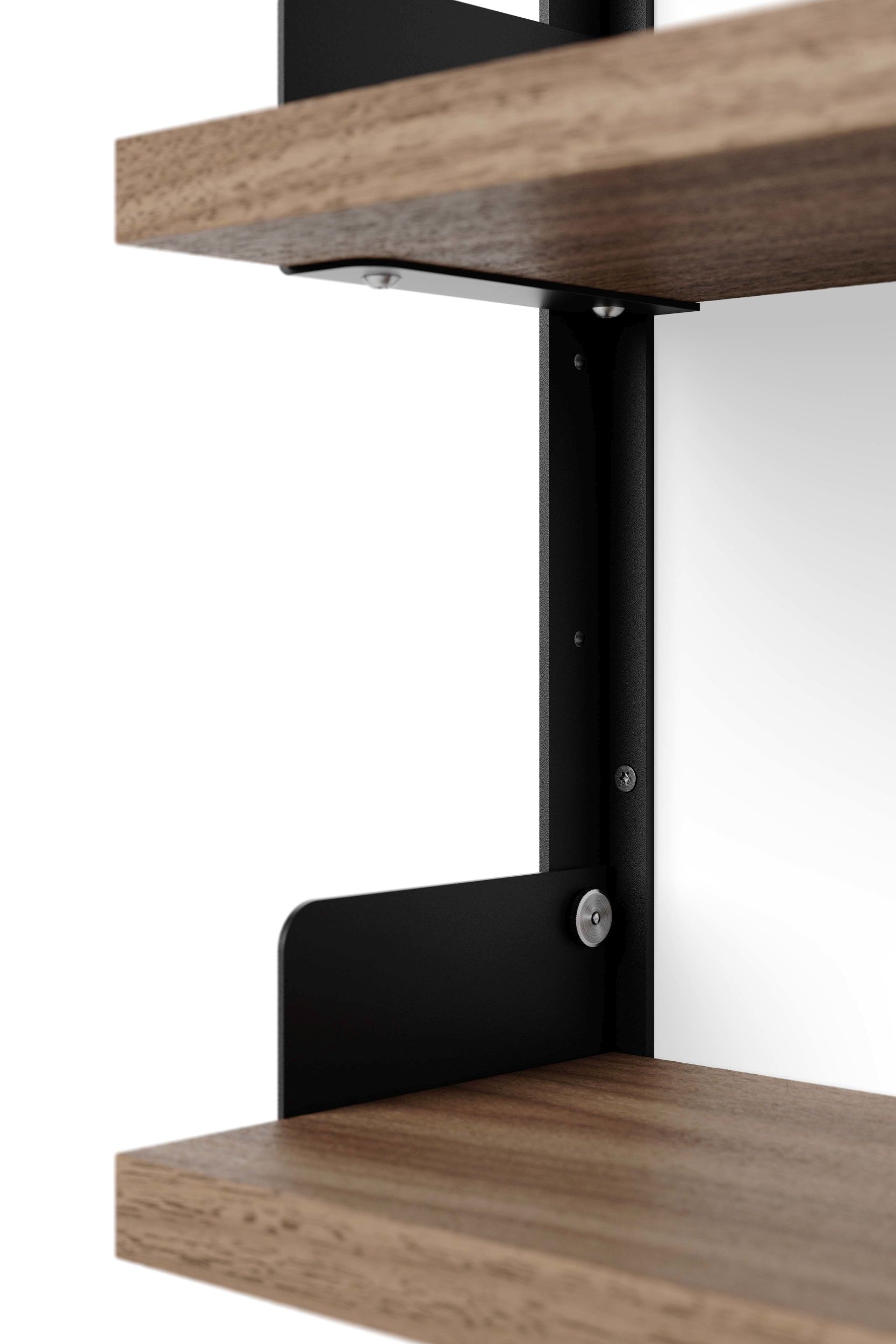 Detailaufnahme des New Works Tee Regals in Walnuss, zeigt die schwarze Halterung und Holzregalböden.