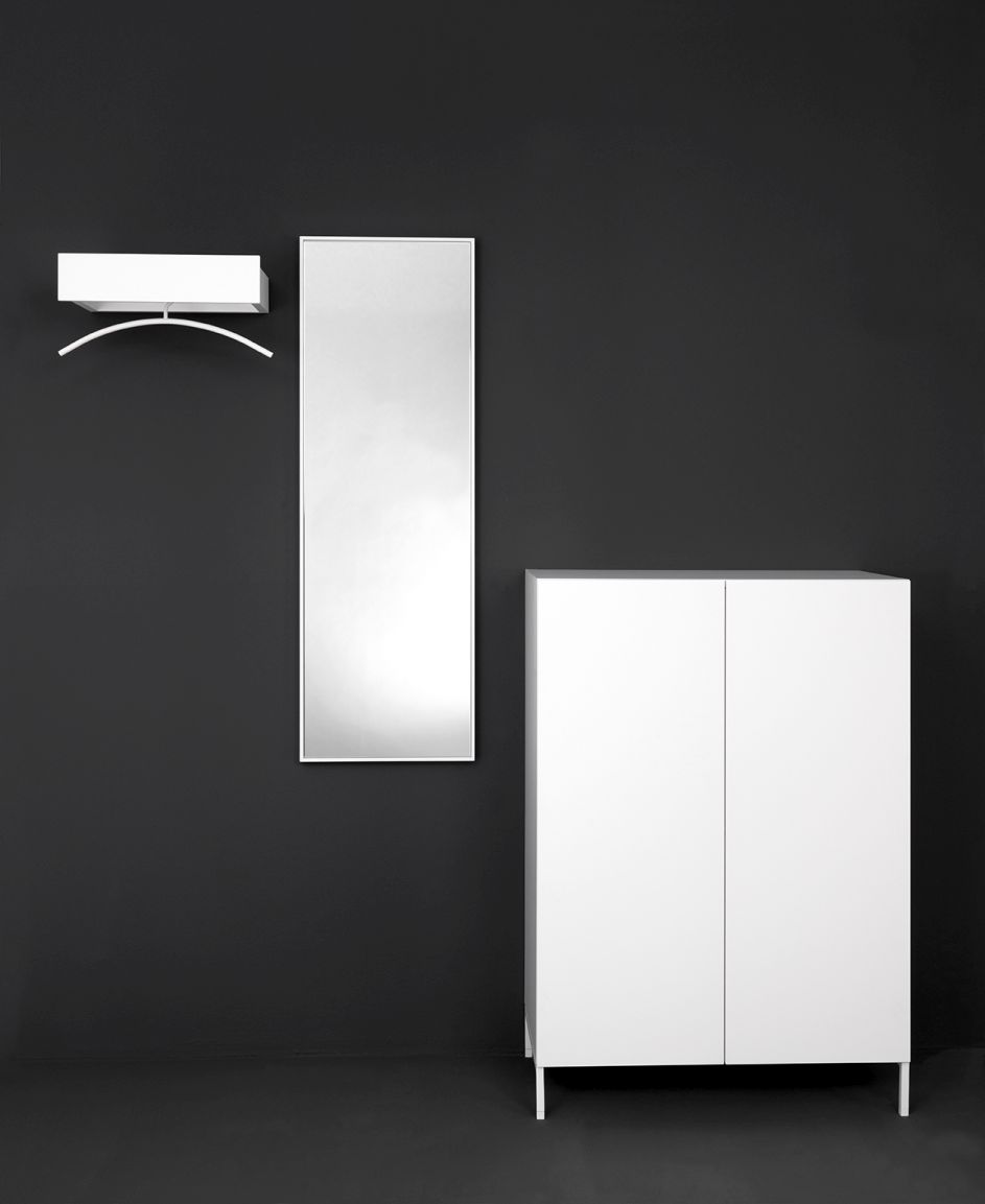 Weiße Urban Wandgarderobe von Schönbuch mit zwei Garderobenstangen, drei Haken, Spiegel und einem Schuhschrank vor dunkler Wand.