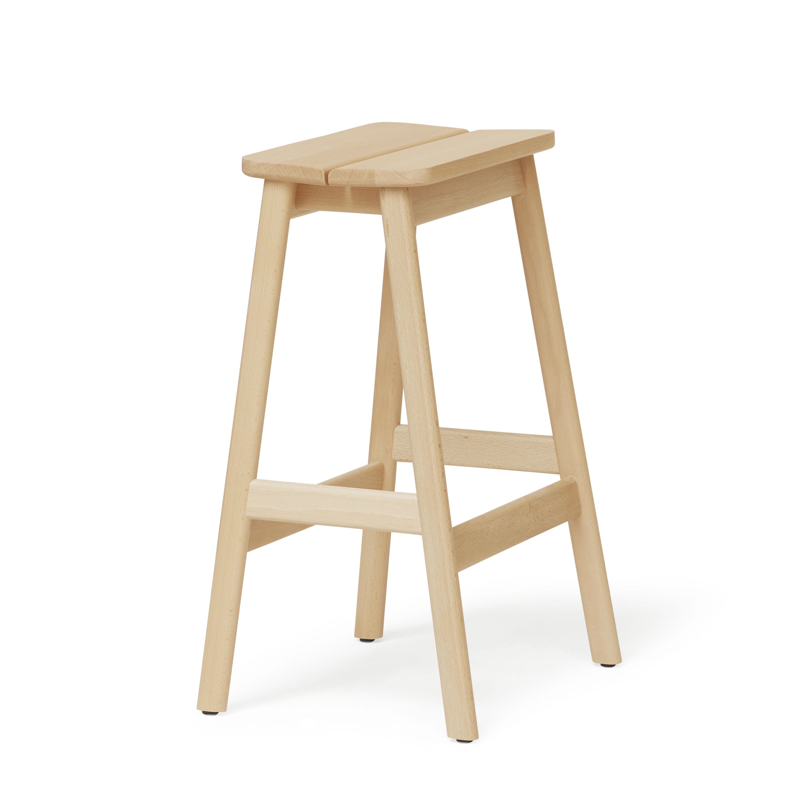 Angle Barhocker von Form & Refine aus hellem Holz, minimalistisches Design für Küche und Bar.