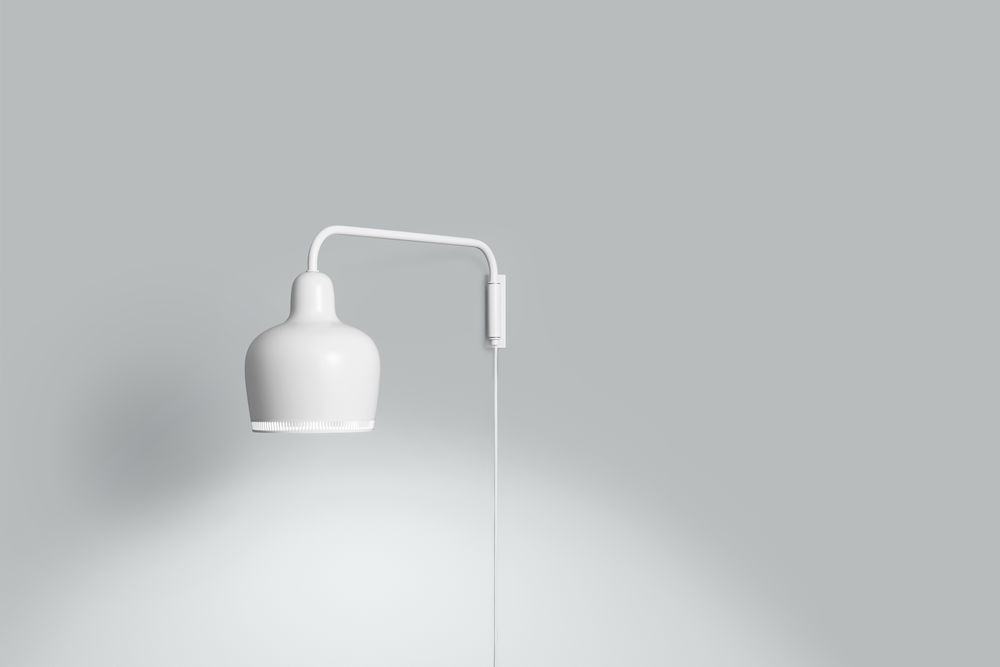 Weiße Artek A330S Wandleuchte "Golden Bell" an grauer Wand, modernes Design, indirektes Licht.