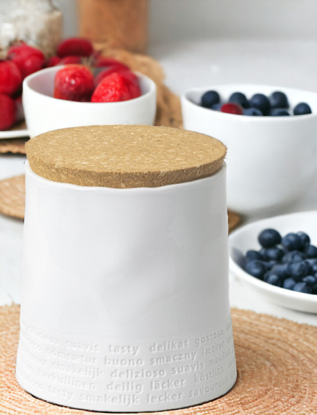 Raumpoesie Vorratsdose Räder: Weiße Keramikdose mit Korkdeckel, ideal für die Aufbewahrung von Lebensmitteln.