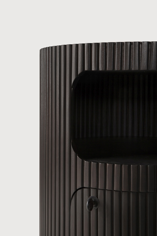 Detailaufnahme des Ethnicraft Rollcontainers Boomerang aus geriffeltem, dunklem Holz mit Schublade und Ablage.