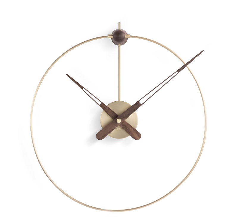 Nahaufnahme der Micro Anda Clock Wanduhr von Nomon mit goldenem Rahmen und Holzzeigern.