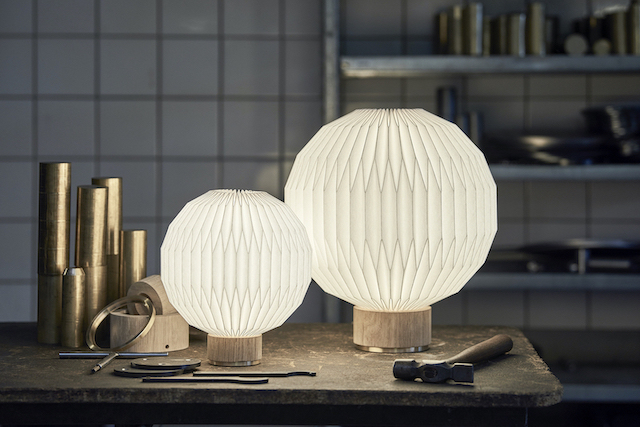 Le Klint Tischleuchte Model 375 mit hellem Eichenfuß und plissiertem Papierschirm.