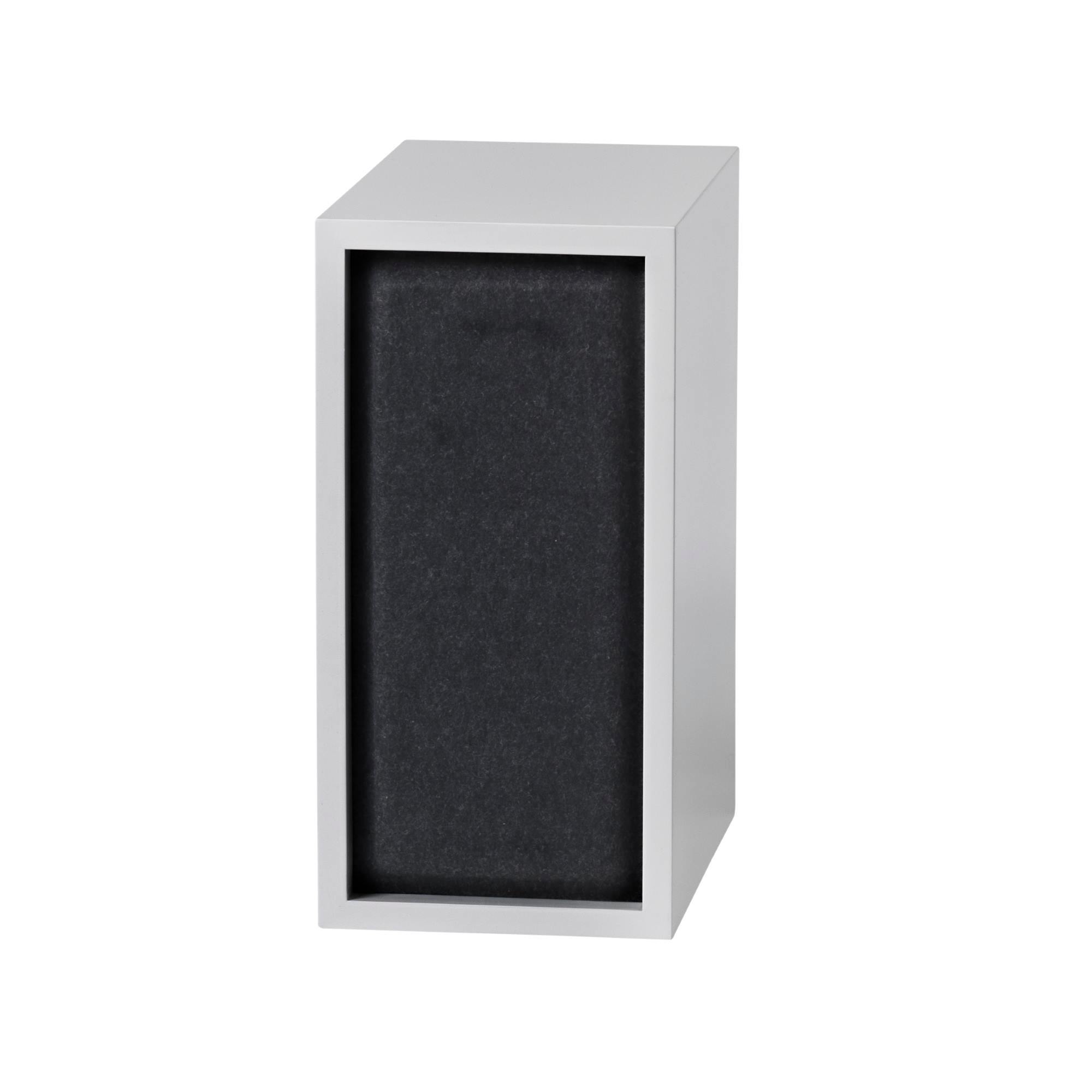 Kleines, weißes Regalelement mit schwarzem Akustikpaneel für Muuto Stacked Regalsystem zur Schallabsorption.