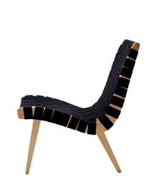 Schwarzer Risom Lounge Stuhl von Knoll International mit hellem Holzgestell, seitliche Ansicht. Designklassiker.