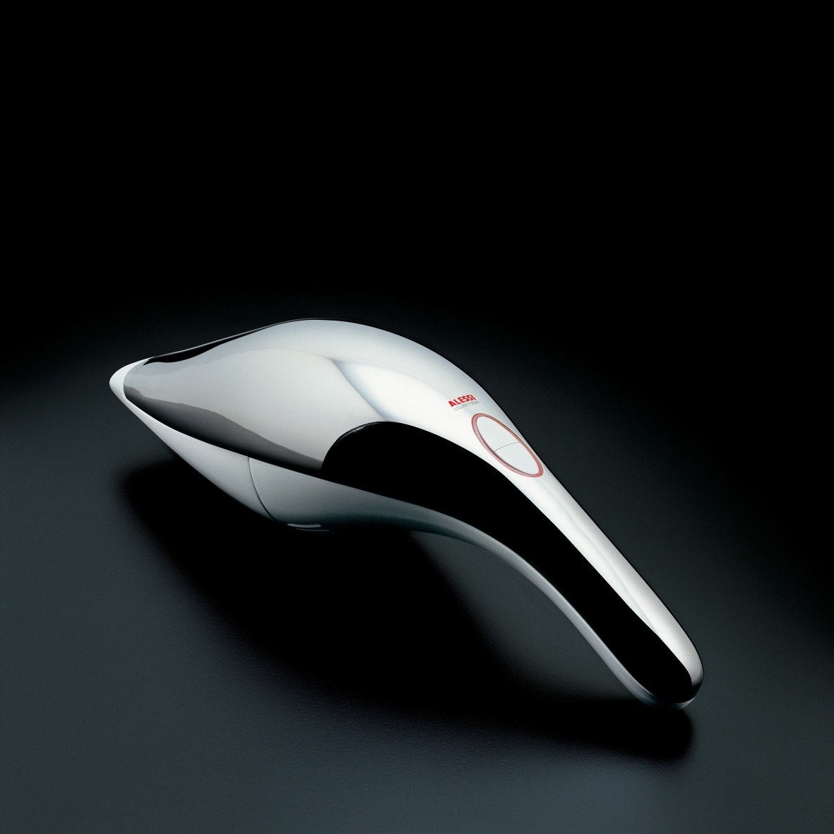 Nahaufnahme des silbernen Alessi Akkusaugers SG67 W auf dunklem Untergrund. Handstaubsauger für die Küche.