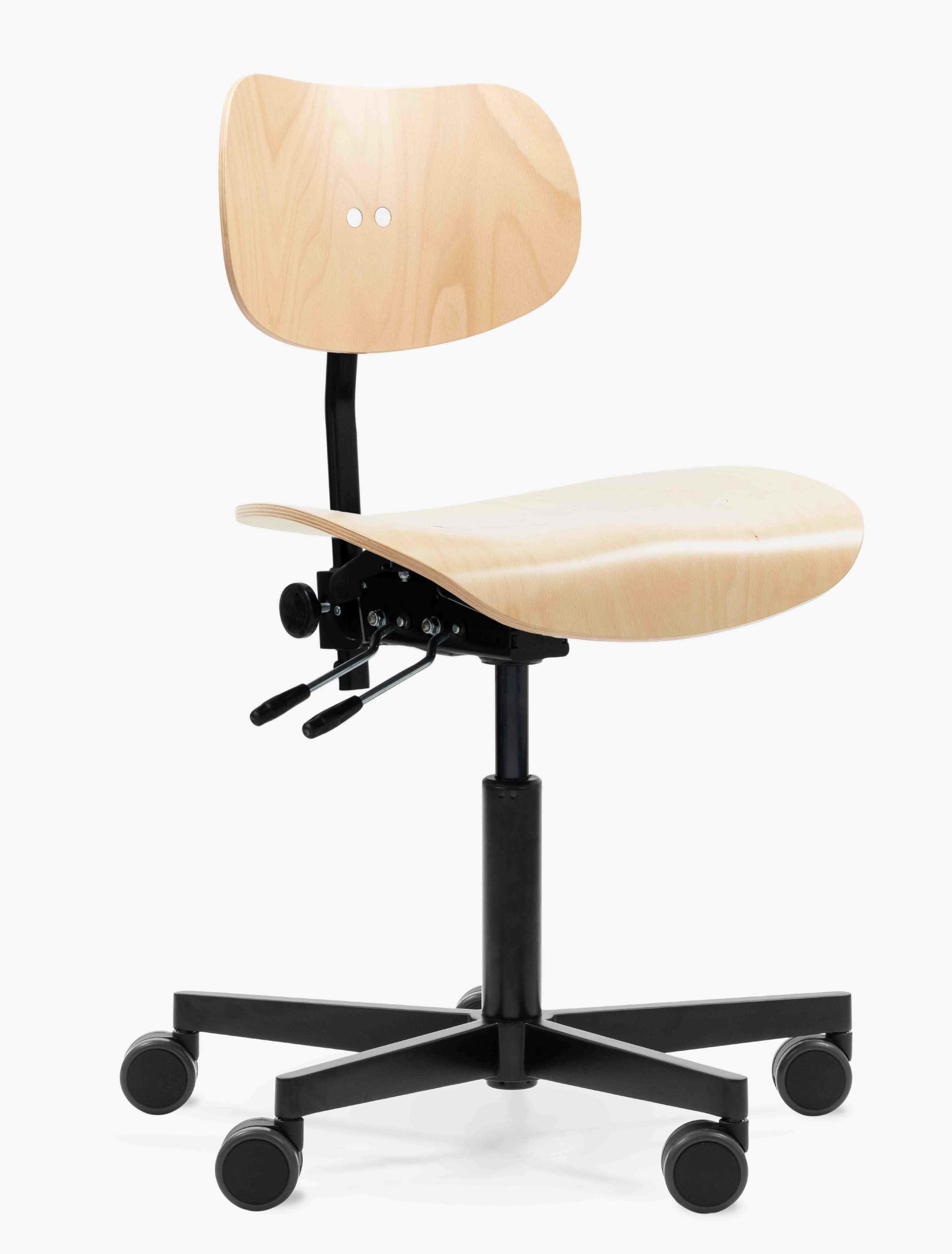 S 197 R20 Drehstuhl von Wilde+Spieth: Bürostuhl mit Holzschale und schwarzem Fußkreuz mit Rollen.