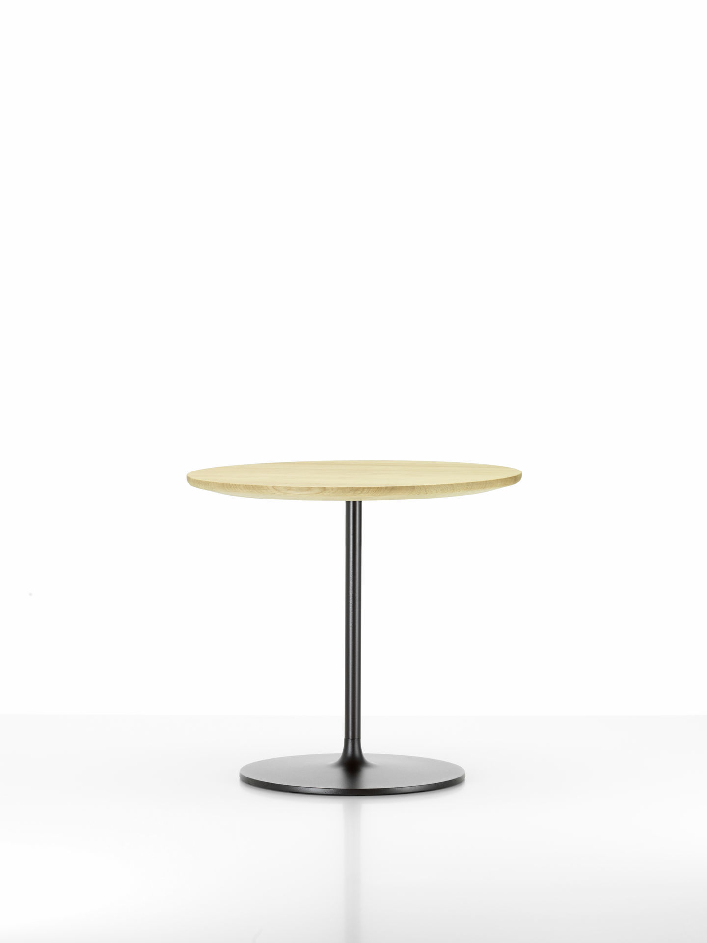 Vitra Occasional Low Table: Runder Beistelltisch mit hellem Holz und schwarzem Metallfuß.