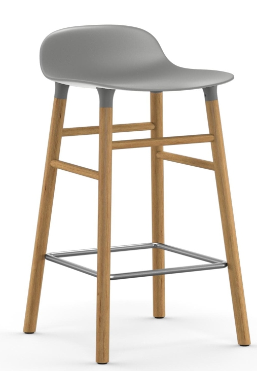 Grauer Form Barstool Barhocker H 65 cm von Normann Copenhagen mit Holzbeinen und Fußstütze.