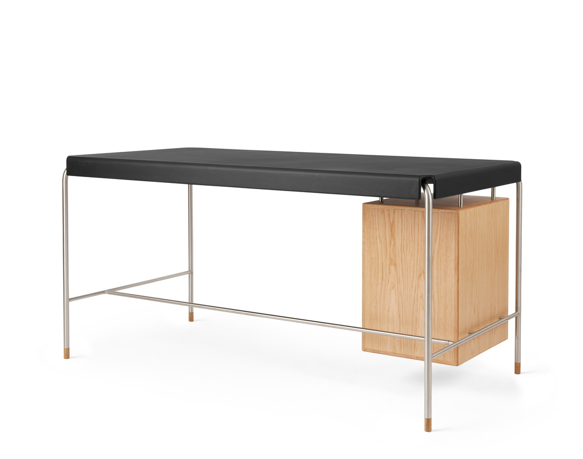 AJ52 Society Table von Carl Hansen & Søn: Arbeitstisch aus geölter Eiche mit schwarzer Tischplatte.