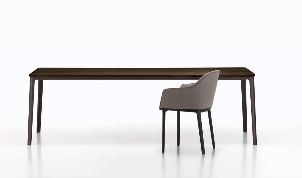 Vitra Esstisch Plate Dining Table mit Stuhl, Holzplatte und Metallbeinen auf weißem Hintergrund.