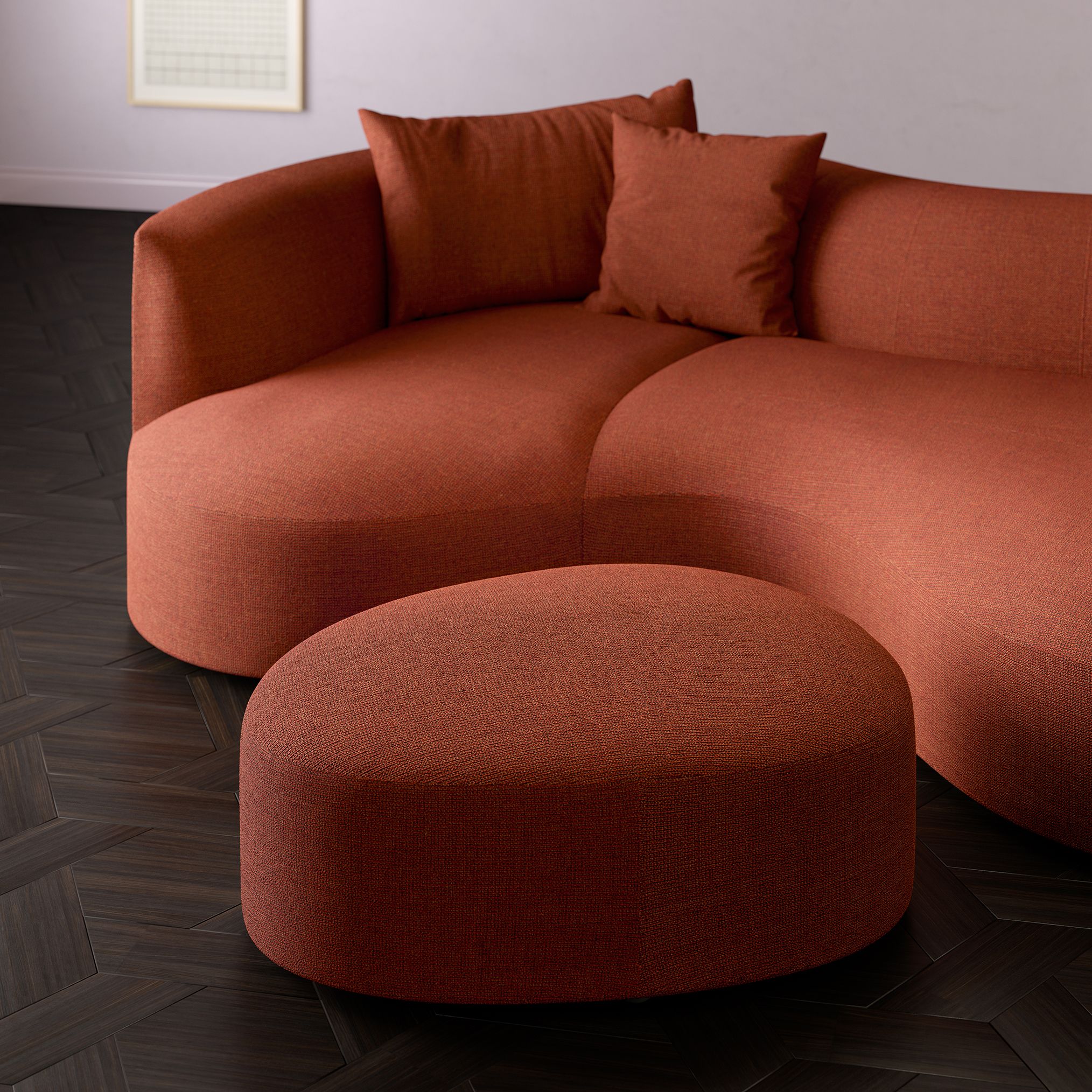 Nahaufnahme des Siwa Hockers von Cor in Terrakotta neben einem passenden Sofa.