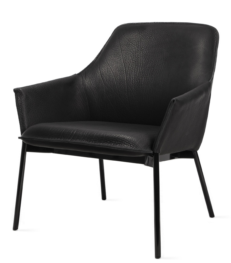 Schwarzer Grace Lounge Chair Low von Freifrau Manufaktur mit Lederbezug und filigranem Metallgestell.