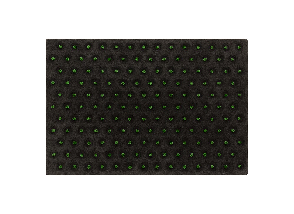Rechteckiger La Geria Teppich von Gan mit dunklem Hintergrund und grünen Akzenten.