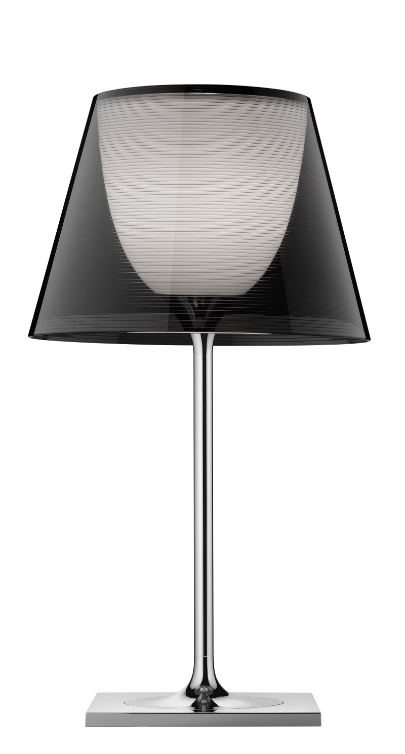 Ktribe T1 Tischleuchte von Flos: Moderne Tischlampe mit schwarzem Schirm und Chromfuß.