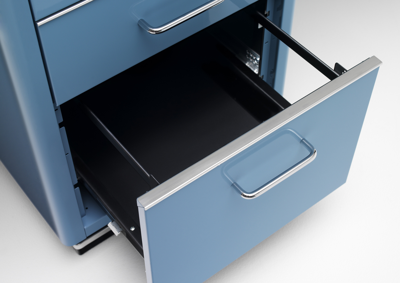 TB 225 Classic Line Schreibtisch von Müller Möbelfabrikation, Detailaufnahme der blauen Schublade mit silbernem Griff.