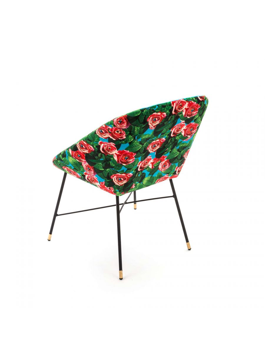 Toiletpaper Polsterstuhl Roses blue von Seletti, moderner Sessel mit Rosenmuster und schwarzen Beinen, Rückansicht.
