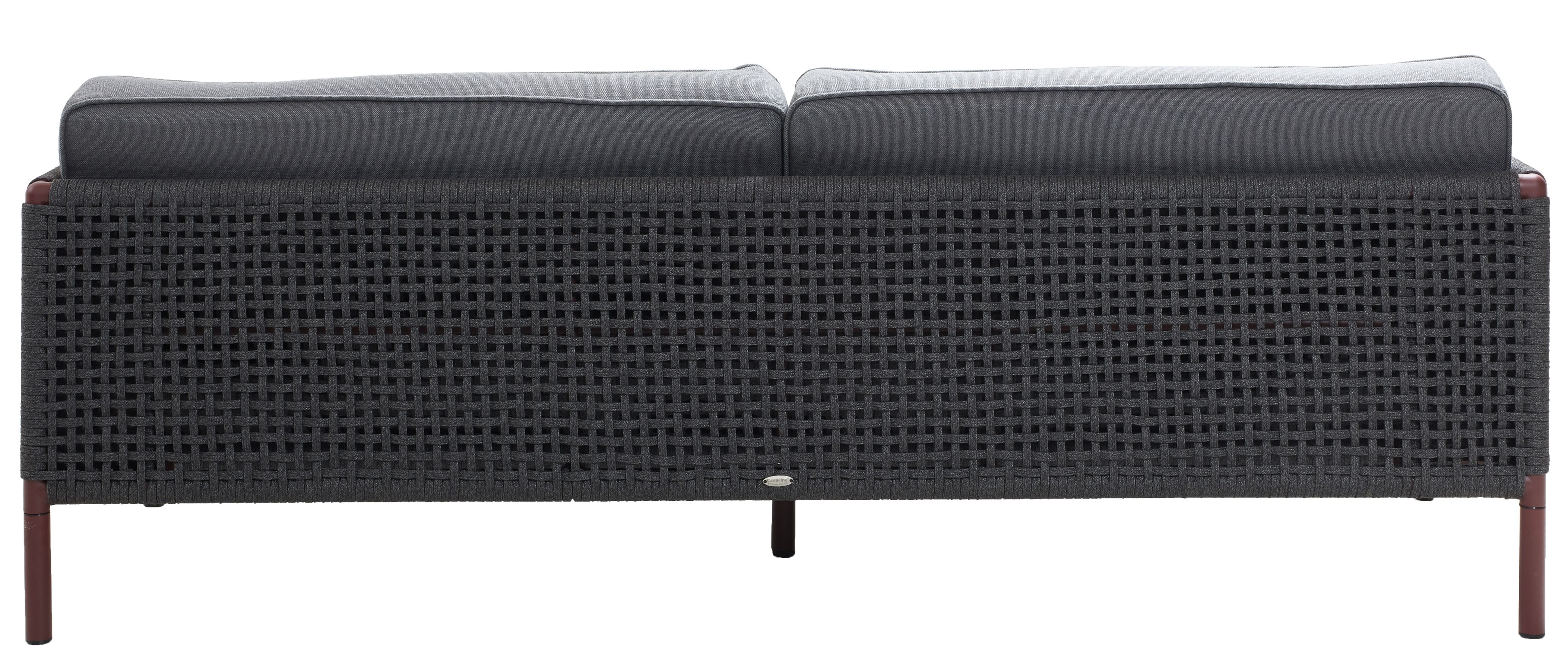 Rückansicht des Cane-Line Encore 3-Sitzer Sofas in Bordeaux mit grauen AirTouch Kissen.