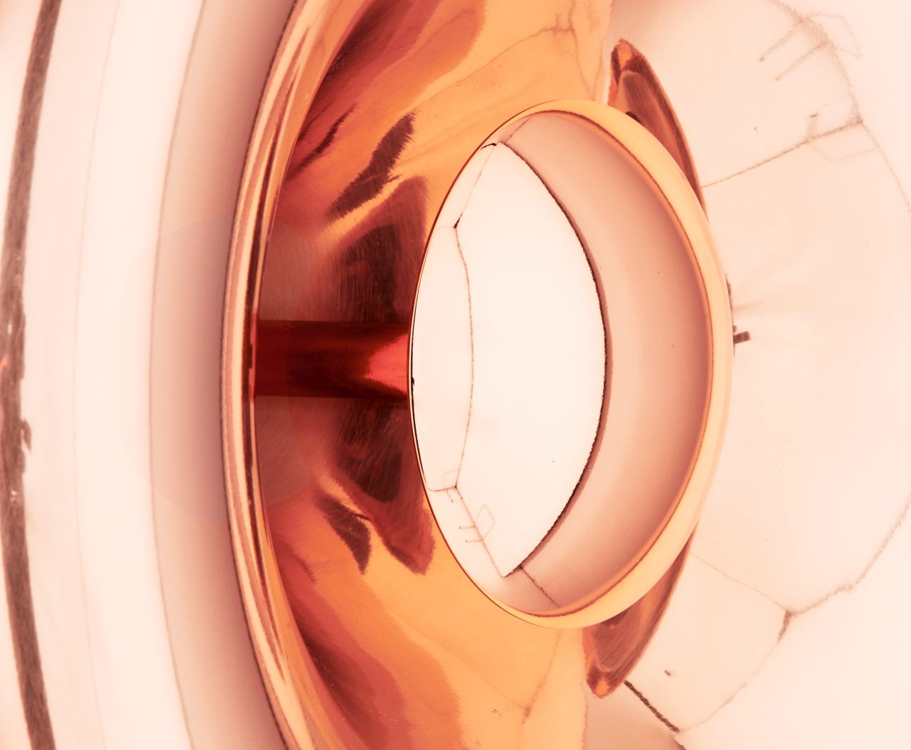 Detailaufnahme der Tom Dixon Void Surface LED-Wandleuchte in Kupfer, modernes Design für stilvolle Innenbeleuchtung.