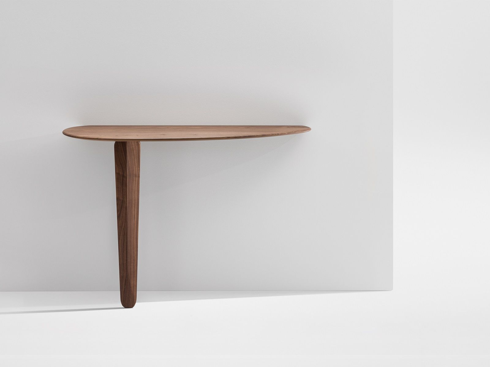 Kuyu Console: Asymmetrischer Konsoltisch aus Holz mit minimalistischem Design vor weißem Hintergrund.