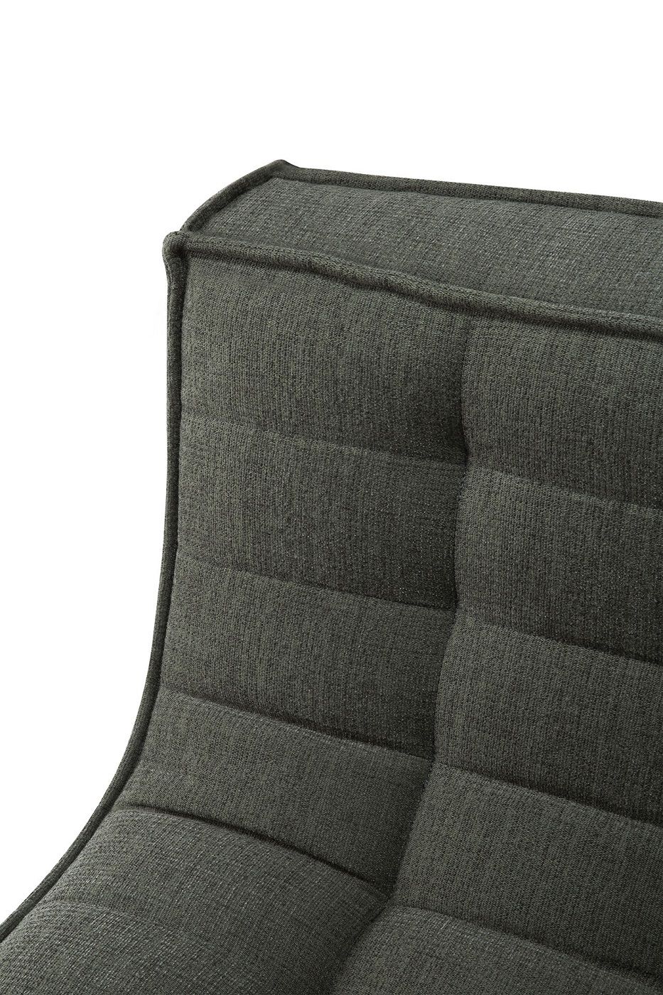 Detailaufnahme des N701 Sofas in Moss Eco Stoff, ein modernes Polstermöbel für Wohnzimmer.