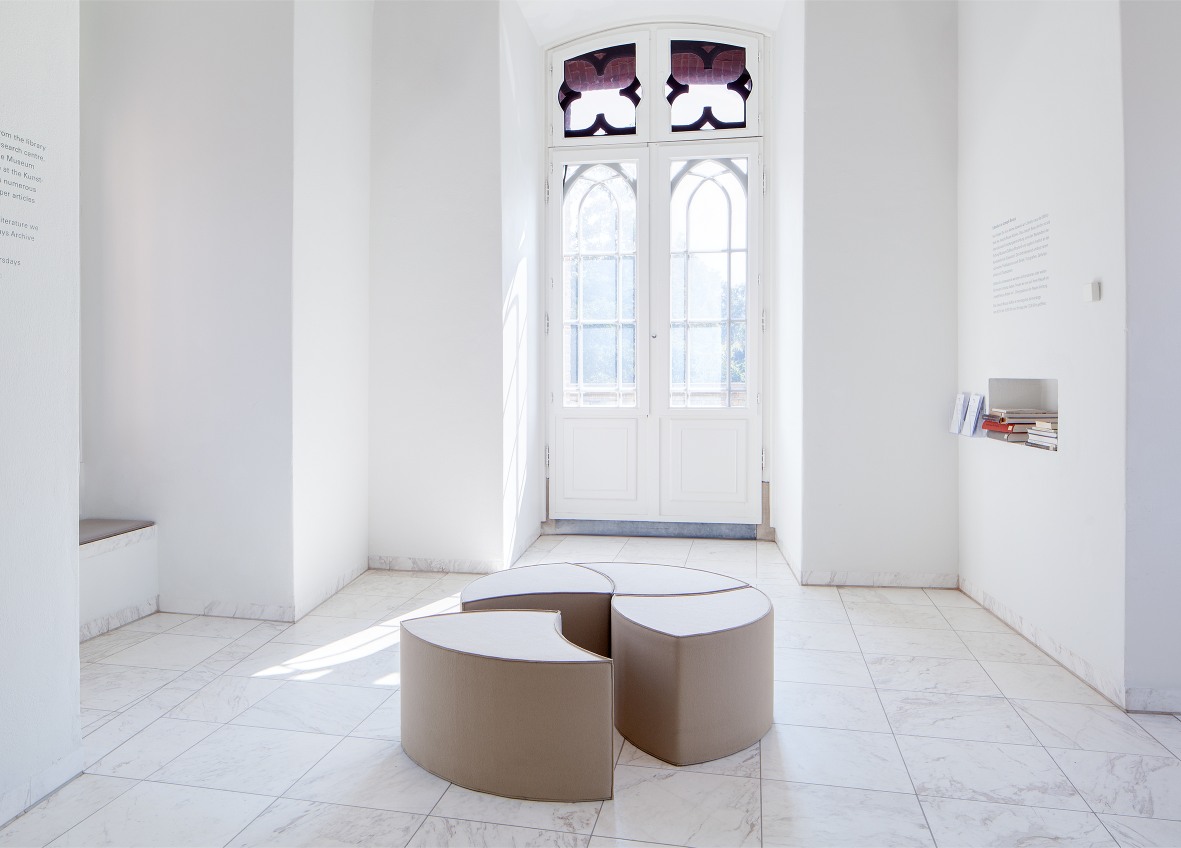 Posito Sitzmöbel von Hey Sign, bestehend aus drei Teilen, in hellem Raum. Filzmöbel.