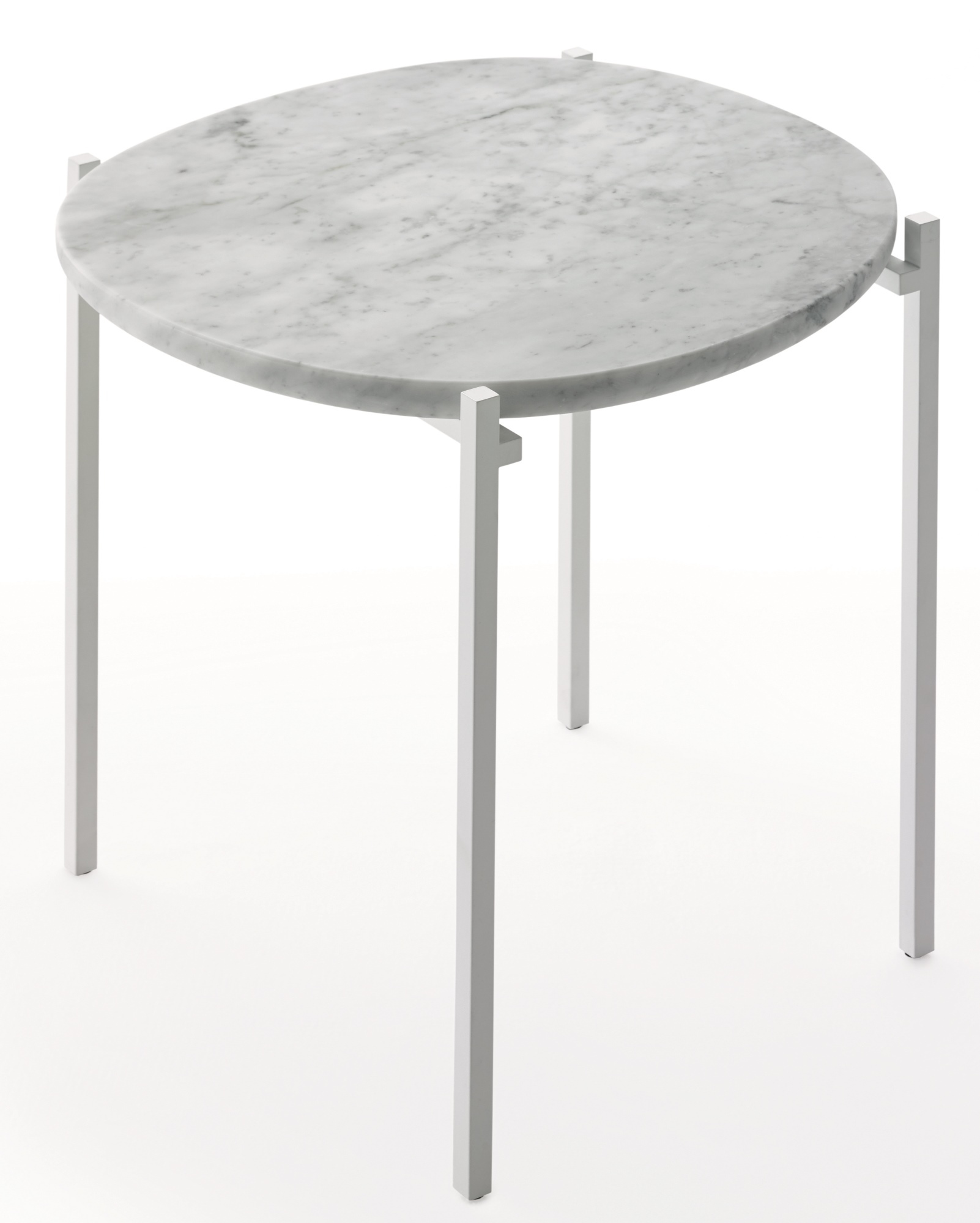 Niobe Beistelltisch mit Carrara-Marmorplatte und weißem Metallgestell. Moderner Marmortisch für Wohnzimmer und Lounge.