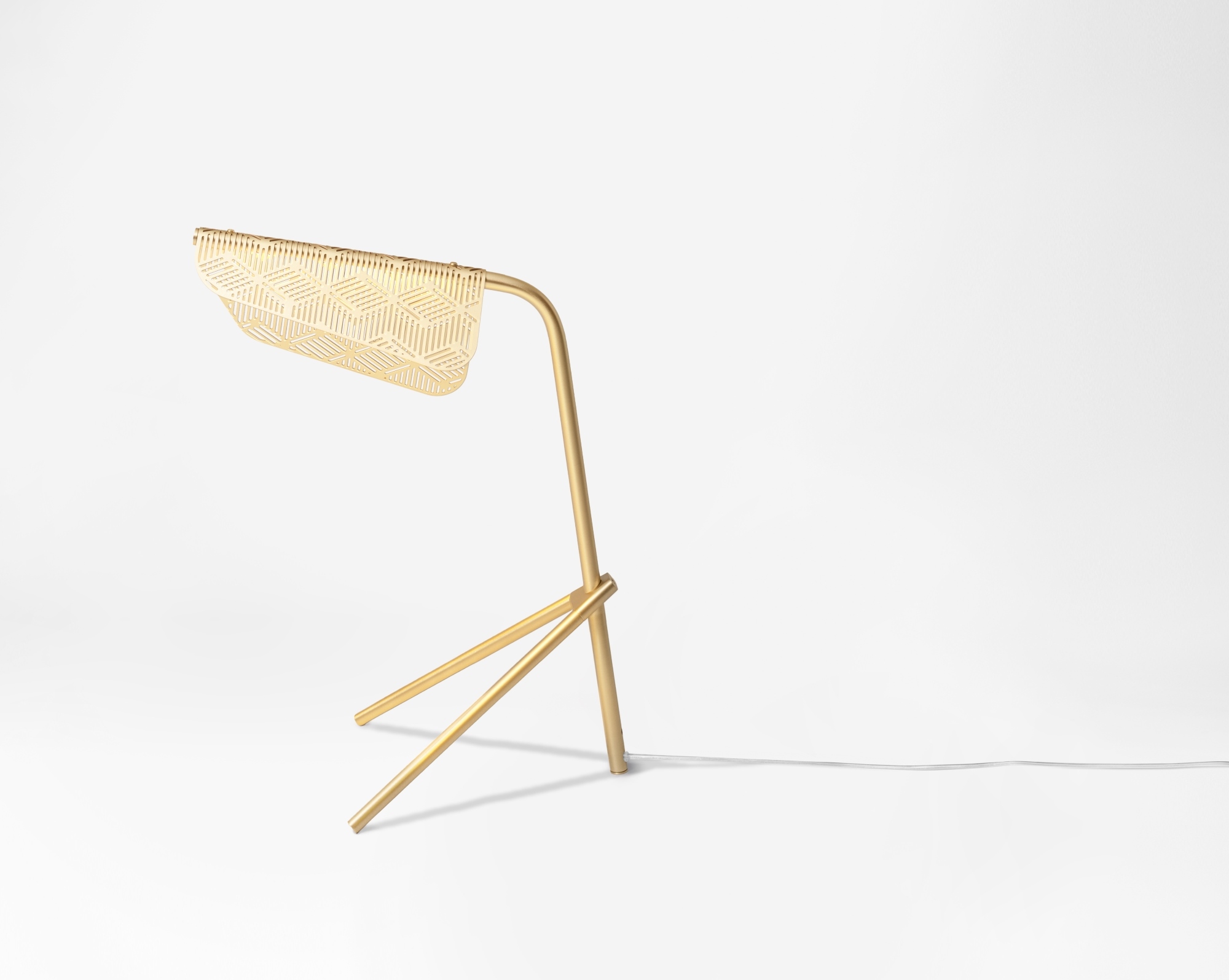 Mediterranea Tischleuchte von Petite Friture: Goldene Lampe mit filigranem, geometrischen Lampenschirm und Stativfuß.