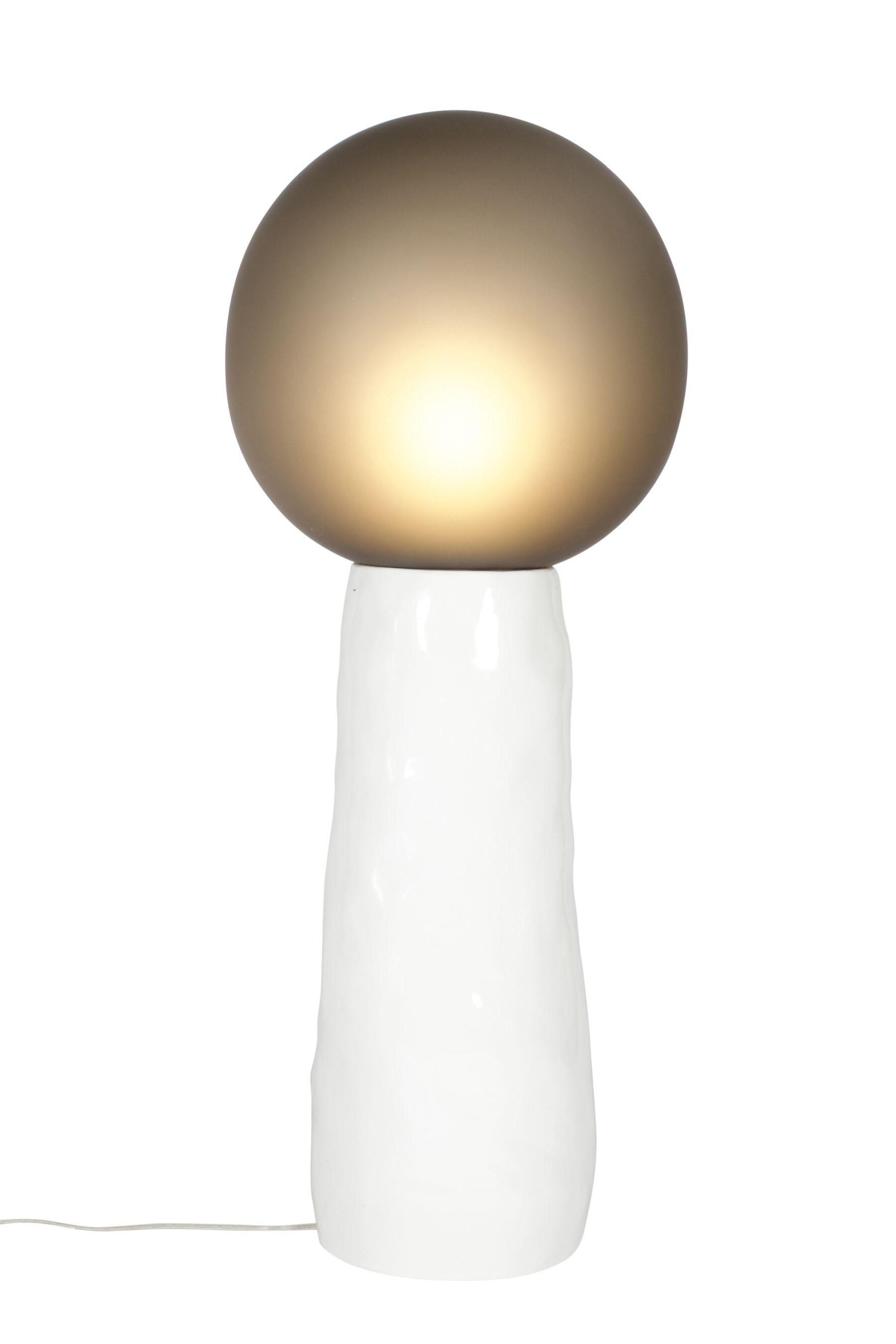 Kokeshi Stehleuchte von Pulpo: Grauer Schirm, weißer Fuß, moderne Innenbeleuchtung.